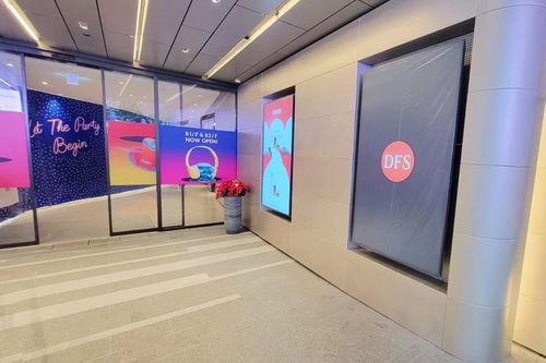 Últimas soluciones de la empresa sobre 86 pulgadas de cartelería publicitaria instalada en una tienda libre de impuestos de Hong Kong