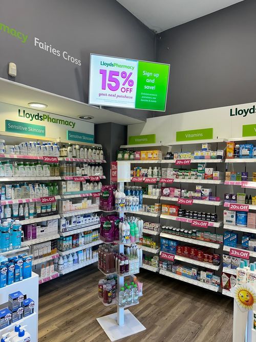 Últimas soluciones de la empresa sobre Monitor QLED blanco instalado en una farmacia de Europa