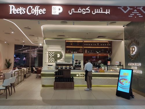 Últimas soluciones de la empresa sobre Poster digital instalado en el café Peet's en Arabia Saudita